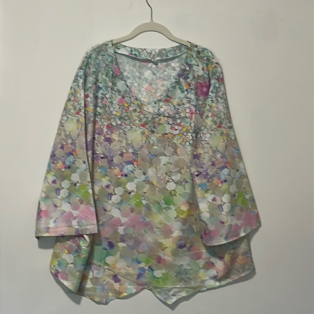 Multicolored polyester, quarter length sleeves, V-neck.  Size 4 XL length 30.”